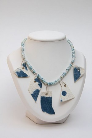 75. Wit-blauw porselein € 29,50