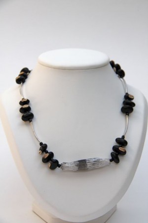 70. Huagruro Negro bonen met Raku kraal € 35,00