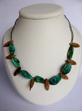 88. Dadelpit ketting met keramiek € 27,50