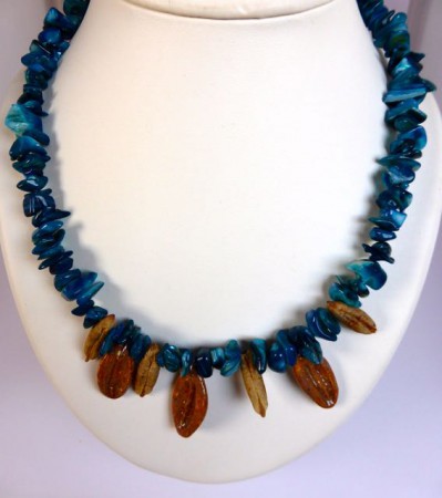 124. Dadelpit keramiek en schelp € 25,00